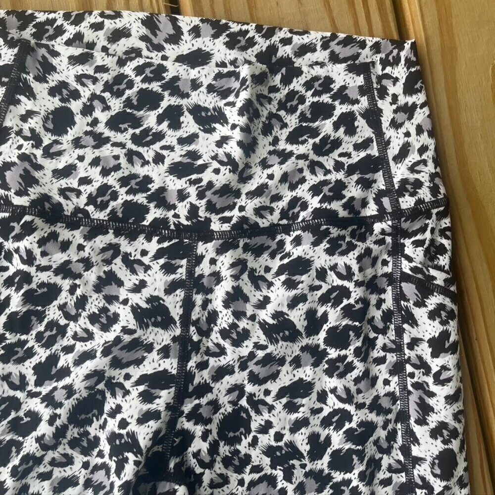 ** Zyia Pocket stash legging size 6-8 Medium black leopard active - Picture 6 of 10